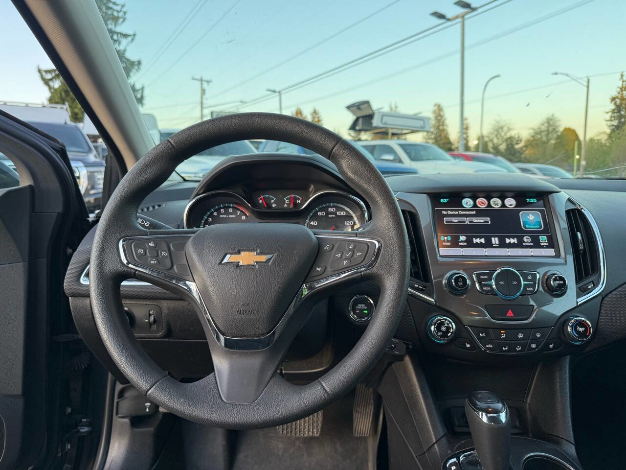 Used 2018 Chevrolet Cruze LT w/ Sun And Sound Package FWD image 8