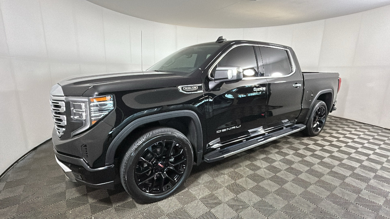 Used 2024 GMC Sierra 1500 Denali w/ Technology Package AWD/4WD image 8