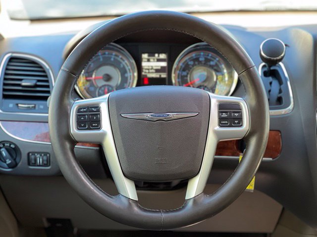Used 2015 Chrysler Town & Country Touring-L w/ Driver Convenience Group FWD image 30