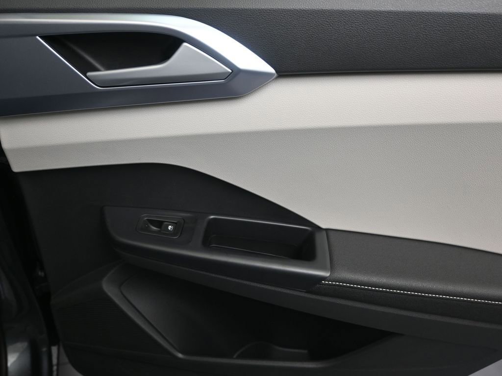 Used 2025 Volkswagen Taos SE w/ Panoramic Sunroof Package image 15