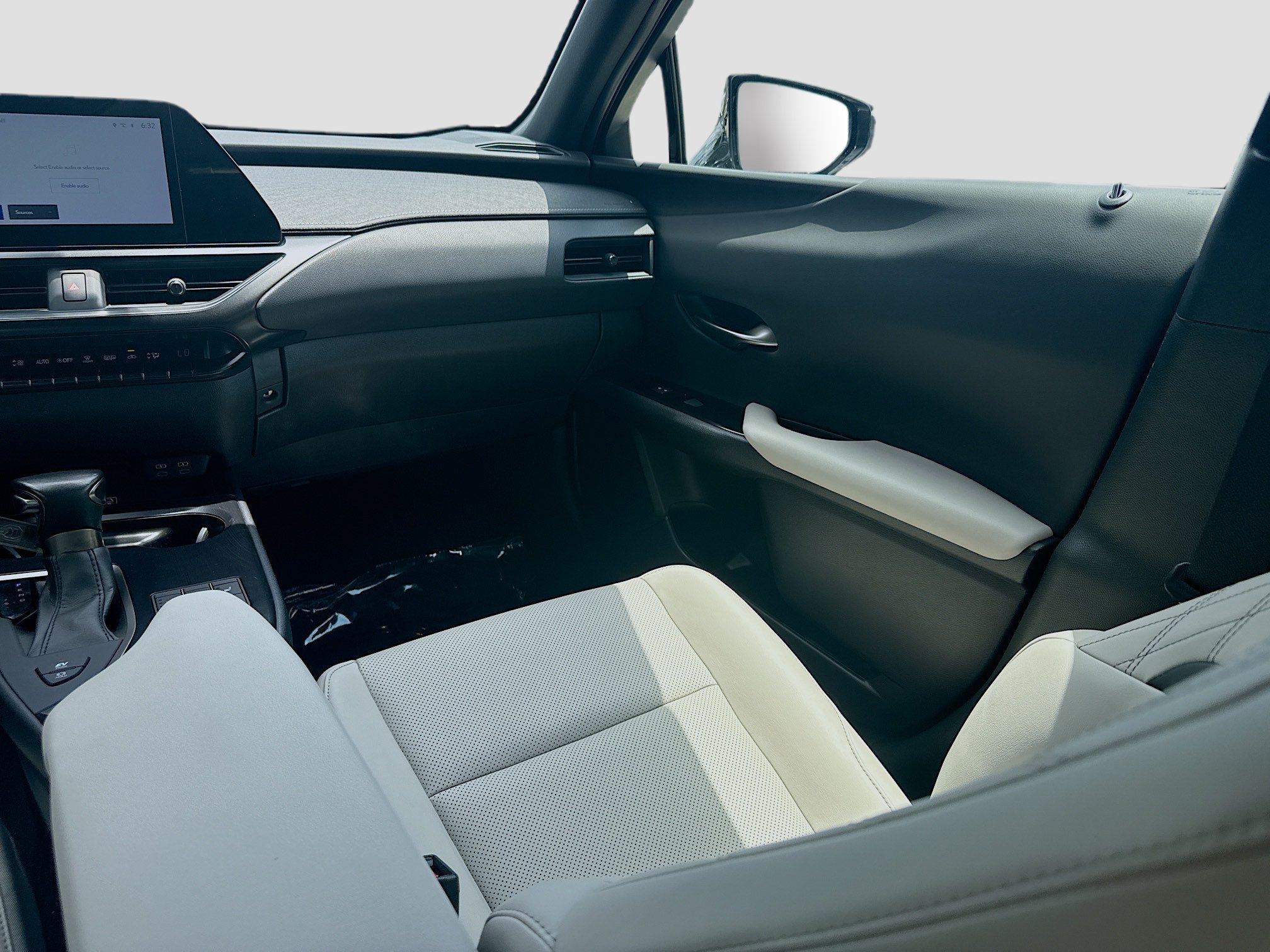 Used 2023 Lexus UX 250h FWD w/ Accessory Package (Z1) image 21