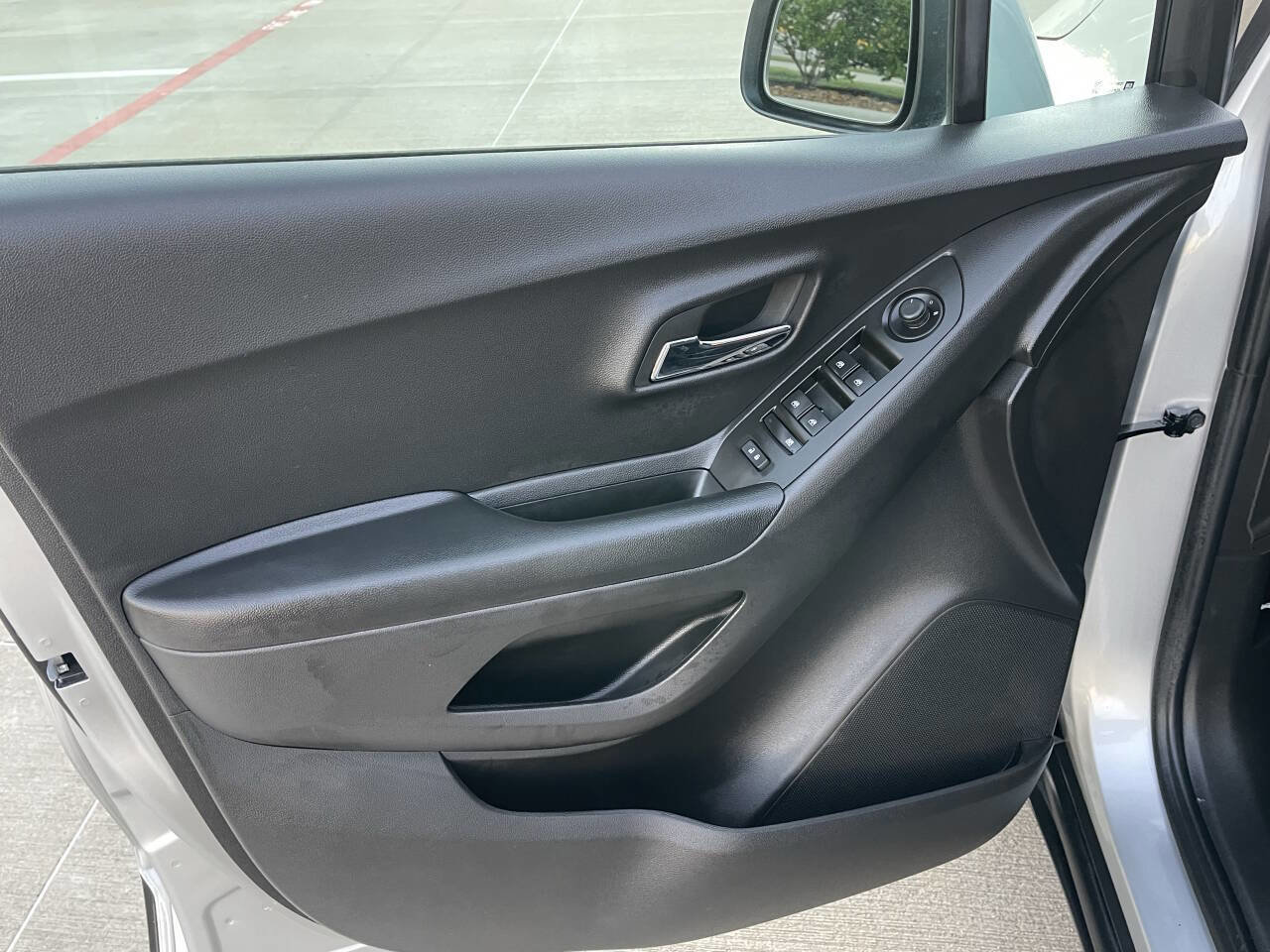 Used 2022 Chevrolet Trax LT w/ LT Convenience Package image 4