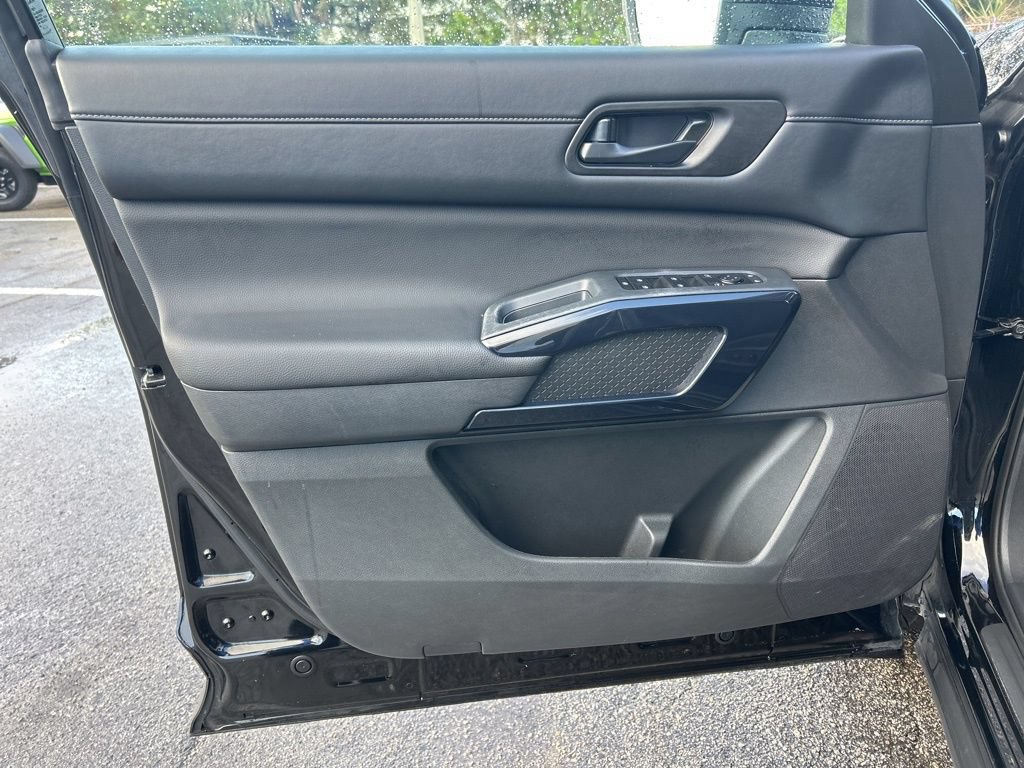 Used 2025 Nissan Pathfinder SV FWD image 36