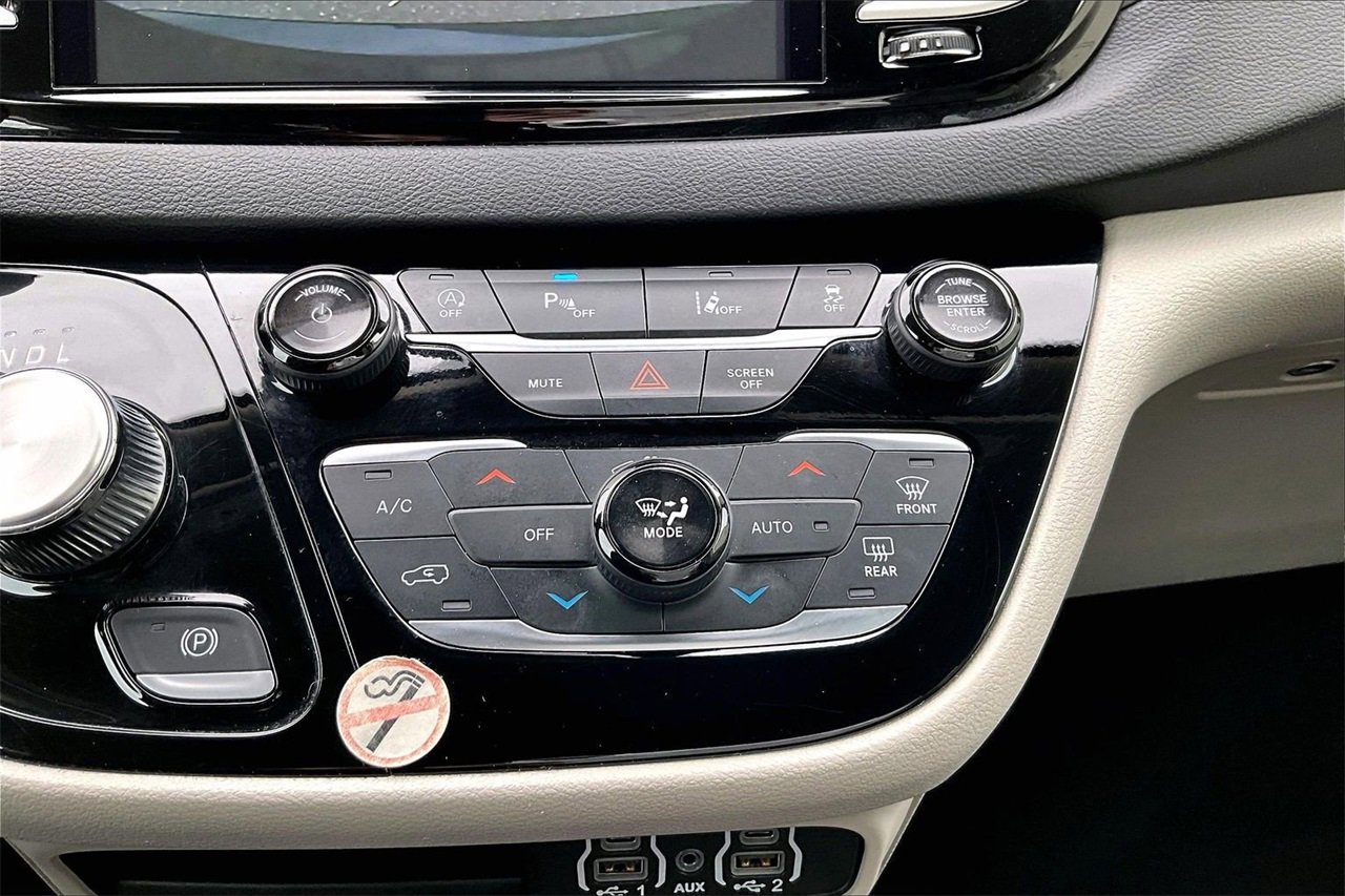 Certified 2024 Chrysler Pacifica Touring-L image 17