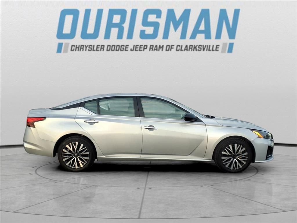 Used 2024 Nissan Altima 2.5 SV image 2