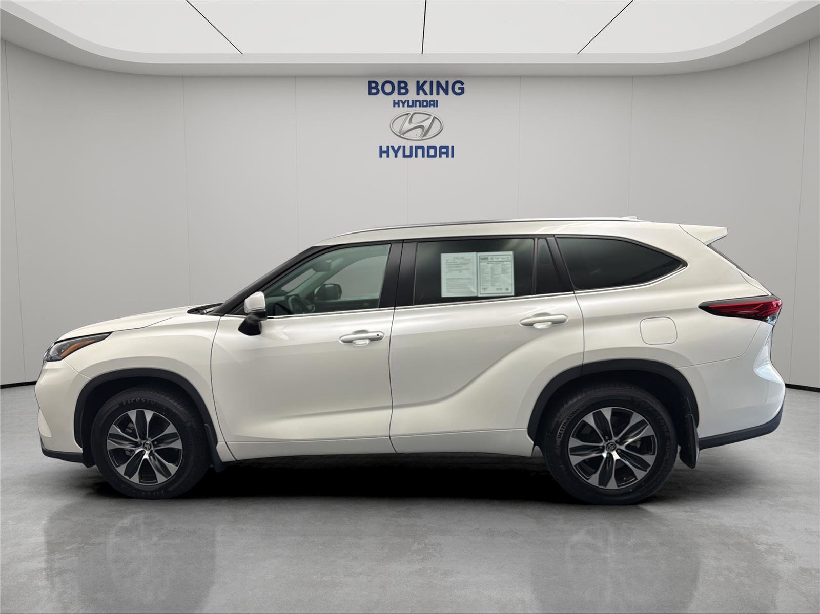 Used 2020 Toyota Highlander XLE FWD image 2
