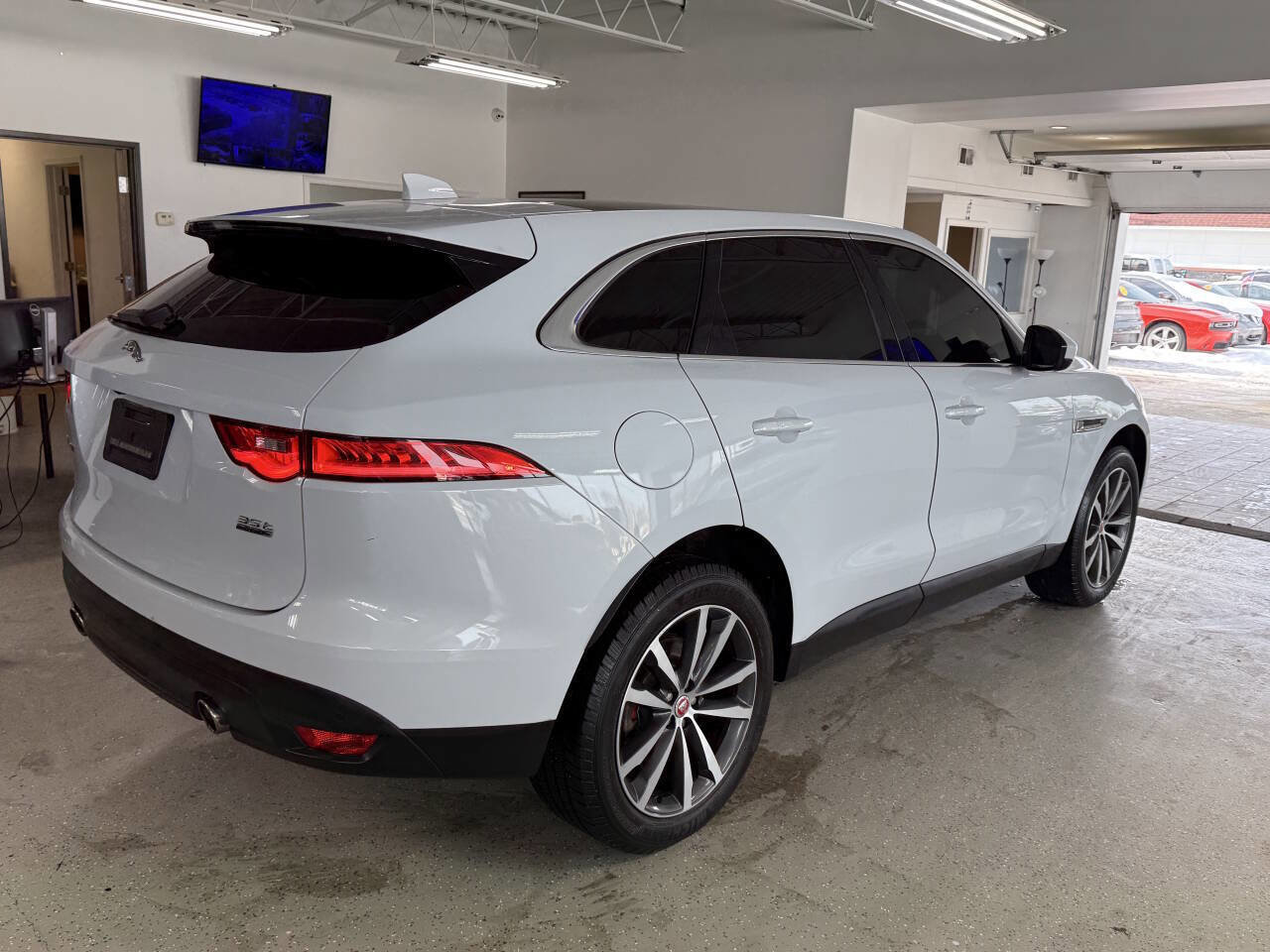 Used 2017 Jaguar F-PACE Prestige image 10