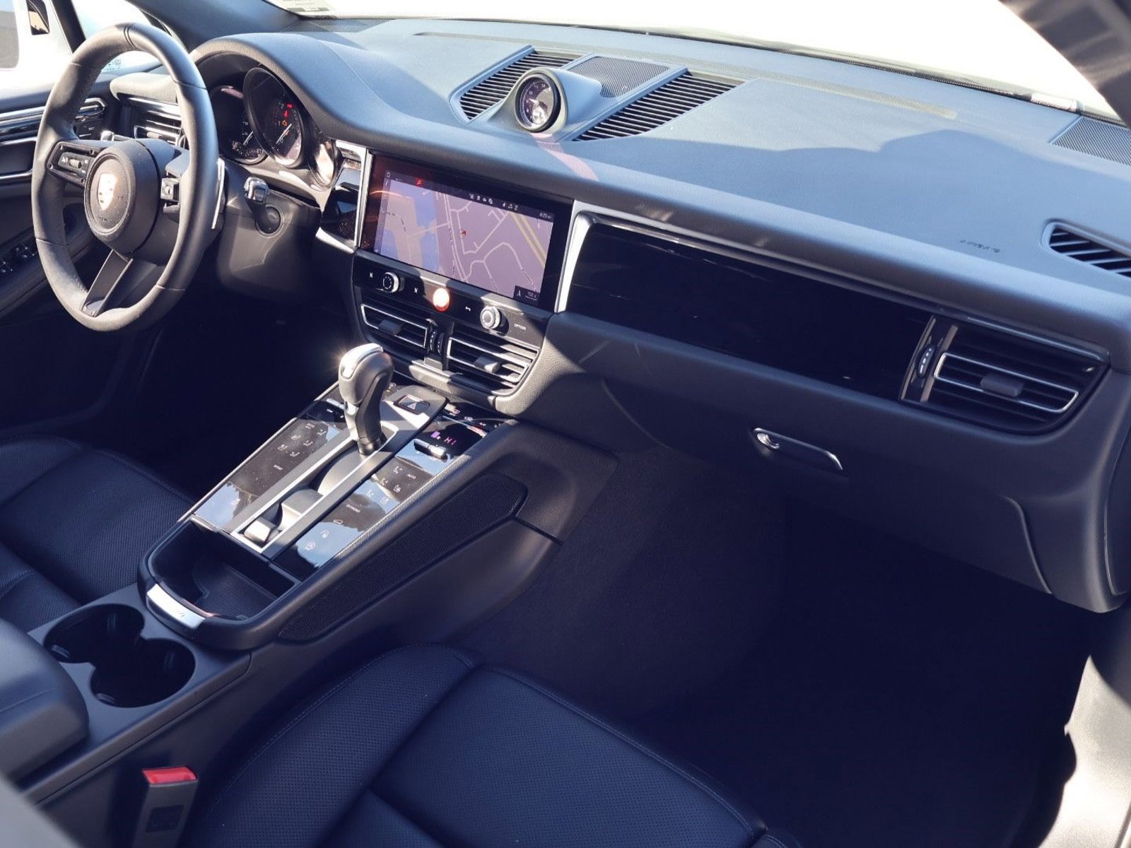 Certified 2025 Porsche Macan image 25