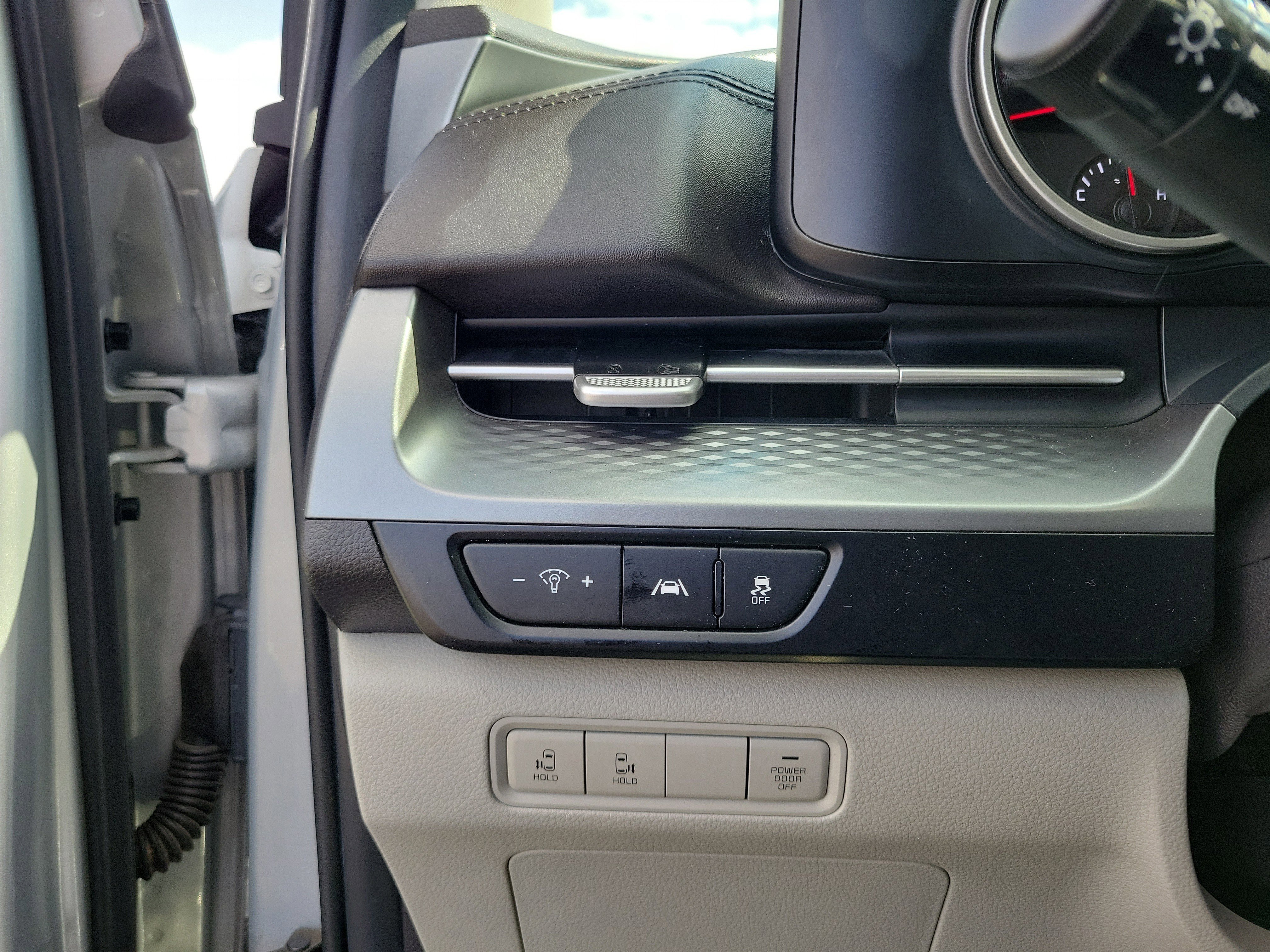 Used 2022 Kia Carnival LX image 20