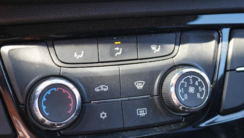Used 2021 Buick Encore Preferred AWD/4WD image 15