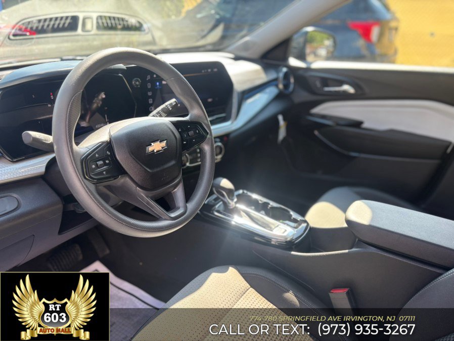 Used 2025 Chevrolet Trax LT FWD image 16