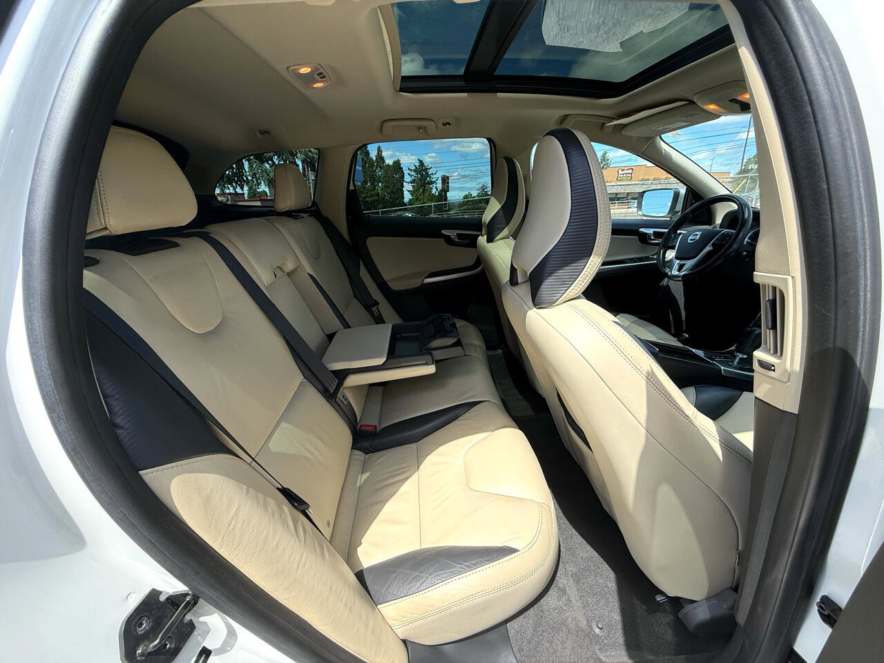 Used 2011 Volvo XC60 T6 R-Design w/ Convenience Pkg image 18