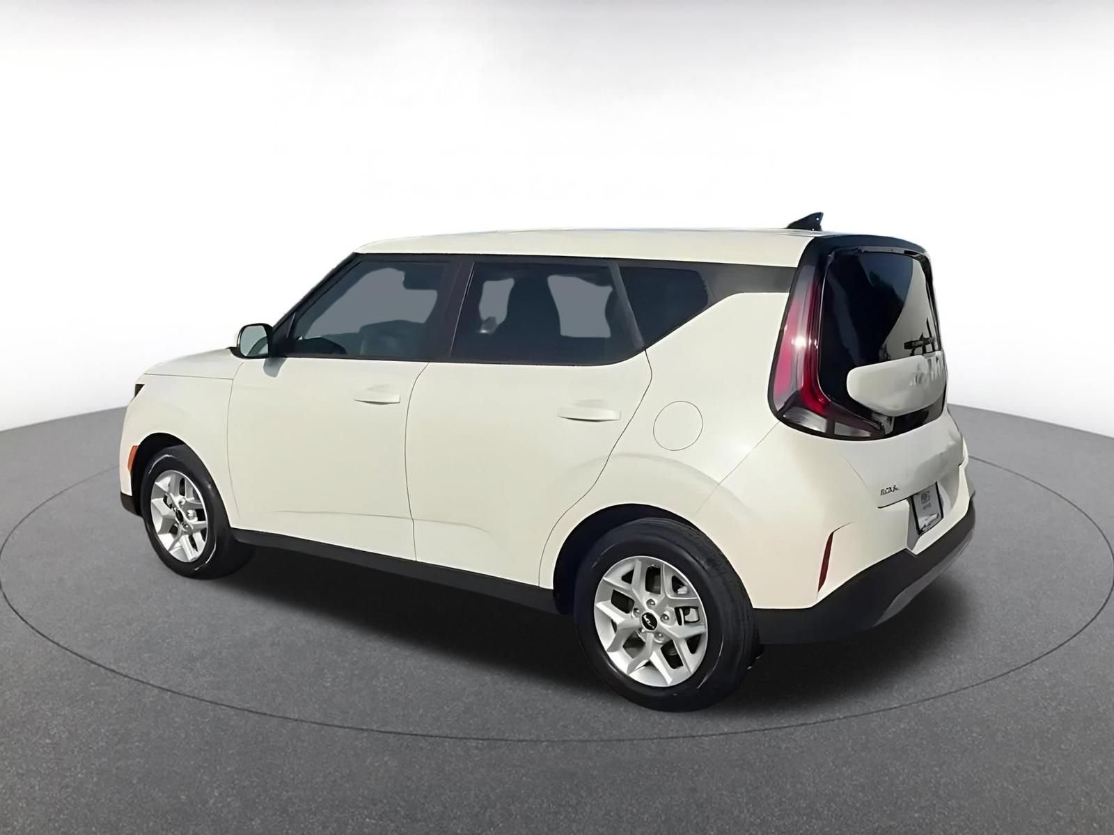 Used 2025 Kia Soul LX w/ LX Technology Package FWD image 10