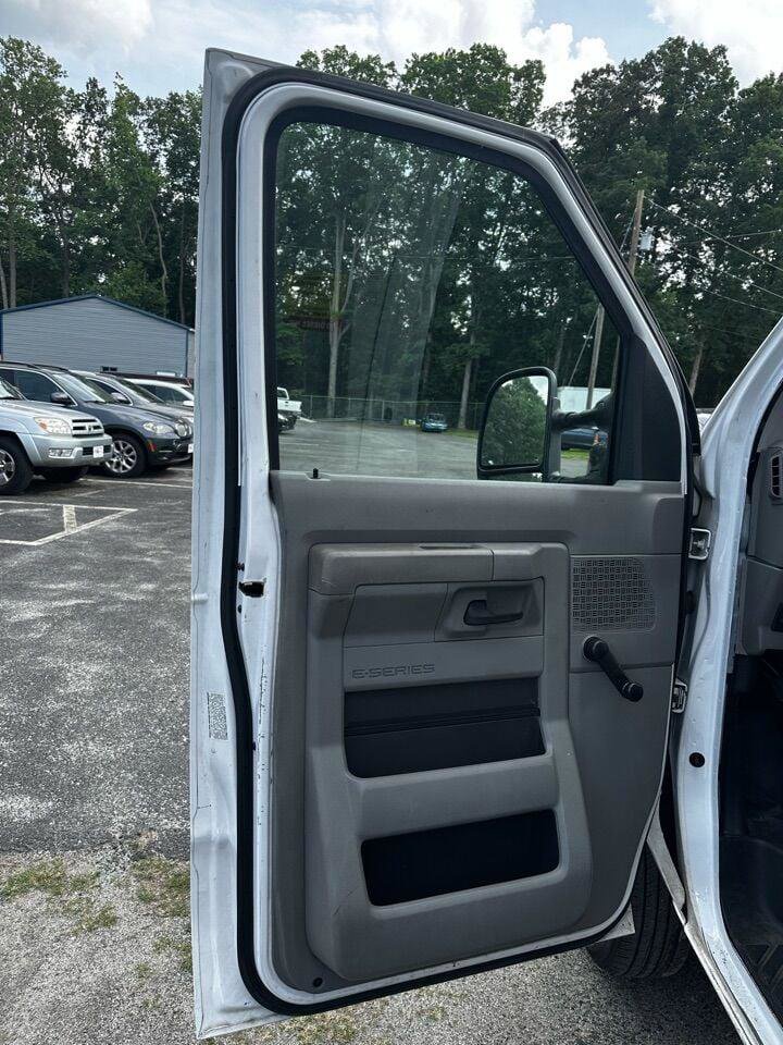 Used 2018 Ford E-350 and Econoline 350 Super Duty image 29