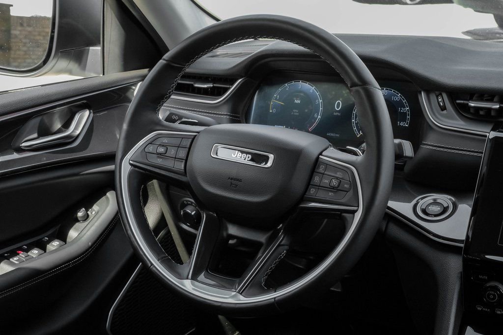 Used 2022 Jeep Grand Cherokee Laredo w/ Luxury Tech Group I image 21