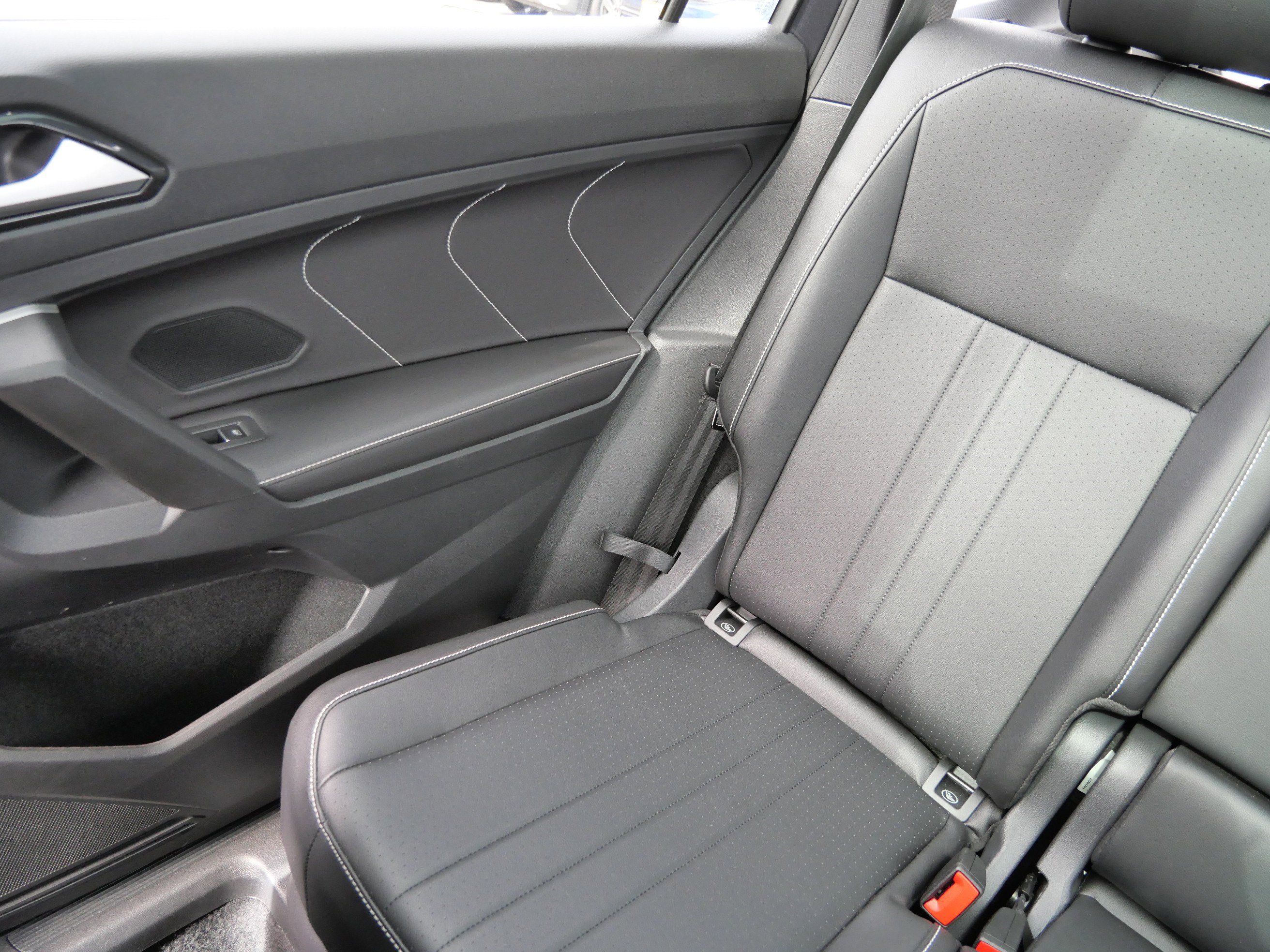 Certified 2024 Volkswagen Tiguan SE R-Line image 12