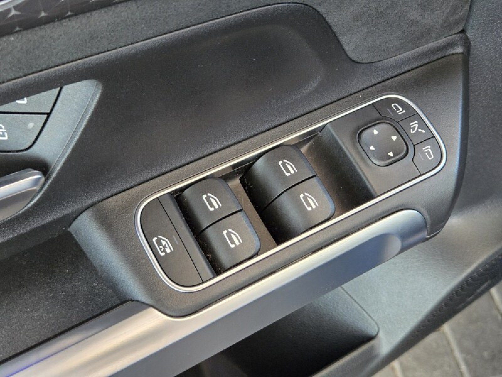 Used 2024 Mercedes-Benz GLB 250 image 24