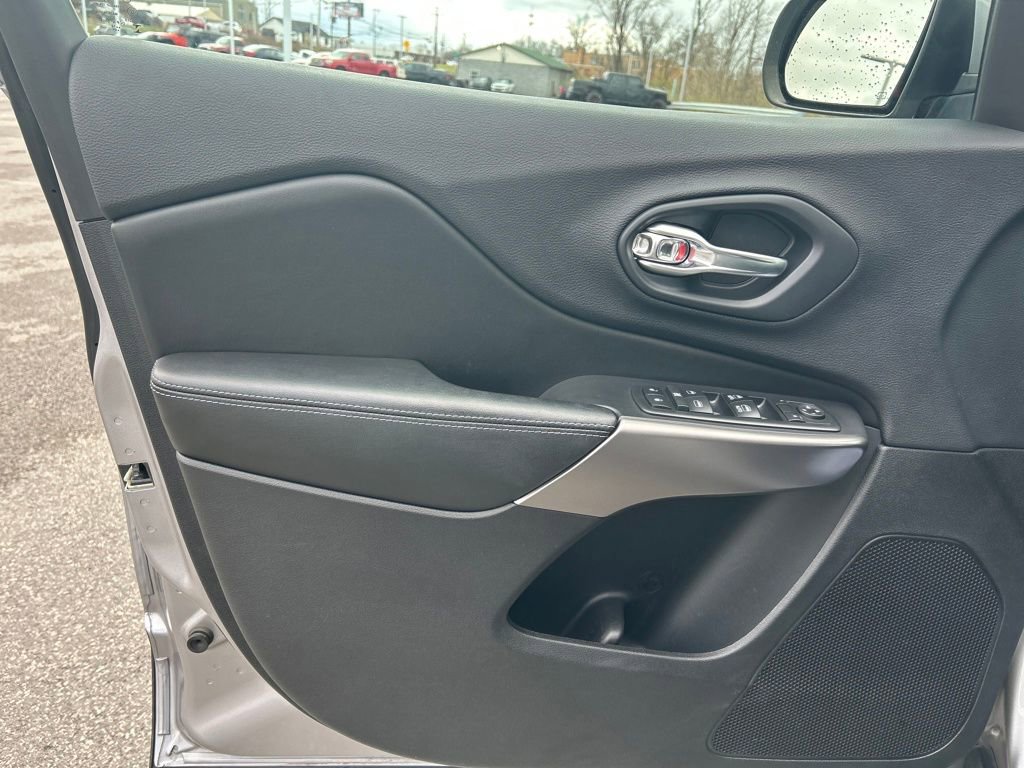 Used 2019 Jeep Cherokee Latitude Plus w/ Comfort/Convenience Group image 22