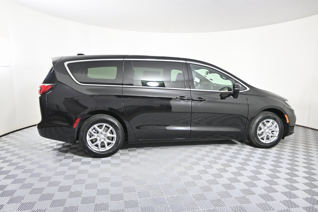 New 2026 Chrysler Pacifica Select image 7