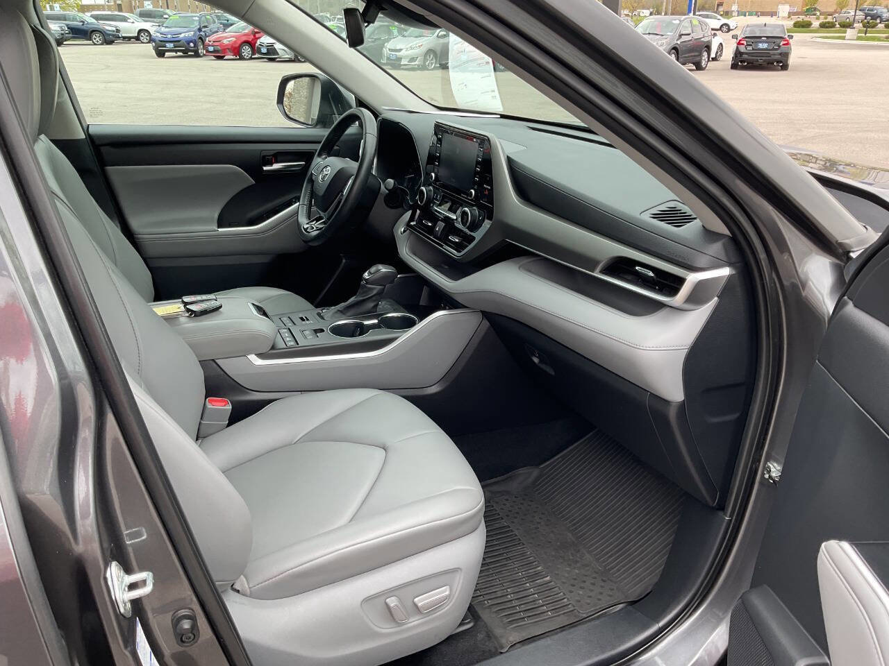 Used 2021 Toyota Highlander XLE AWD/4WD image 55