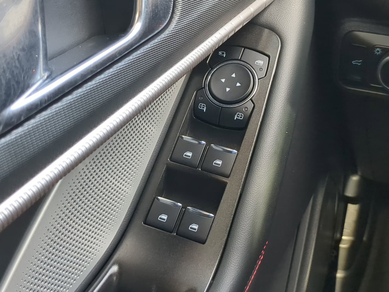 Used 2025 Ford Explorer ST AWD/4WD image 23