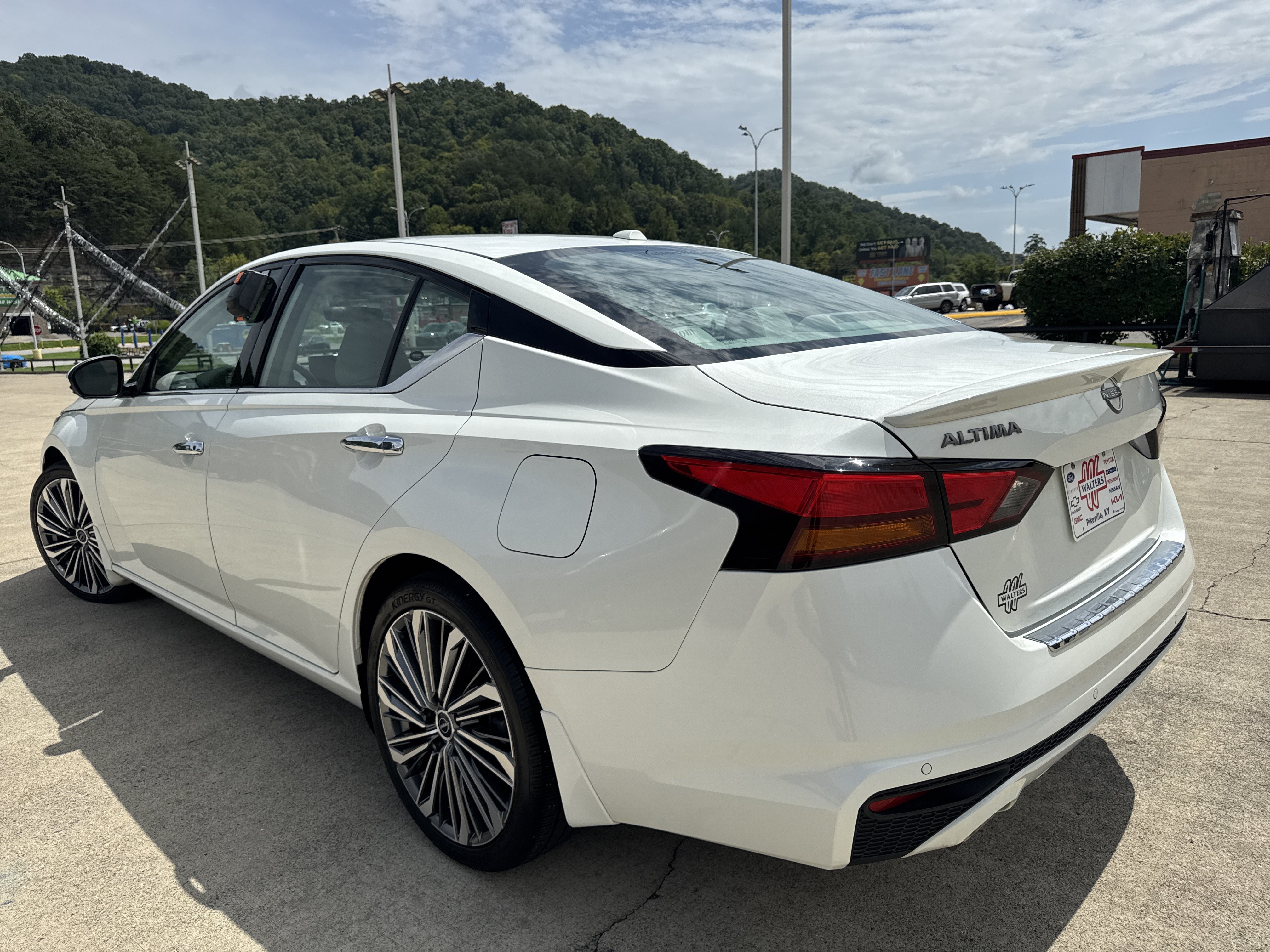 Used 2023 Nissan Altima 2.5 SL FWD image 5