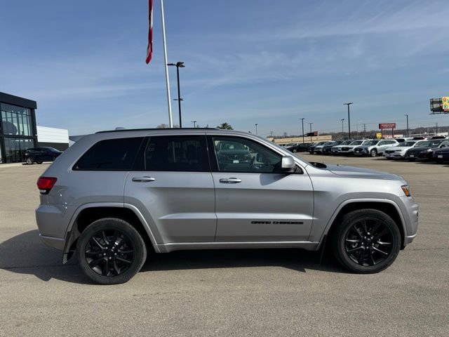 Used 2018 Jeep Grand Cherokee Altitude AWD/4WD image 34