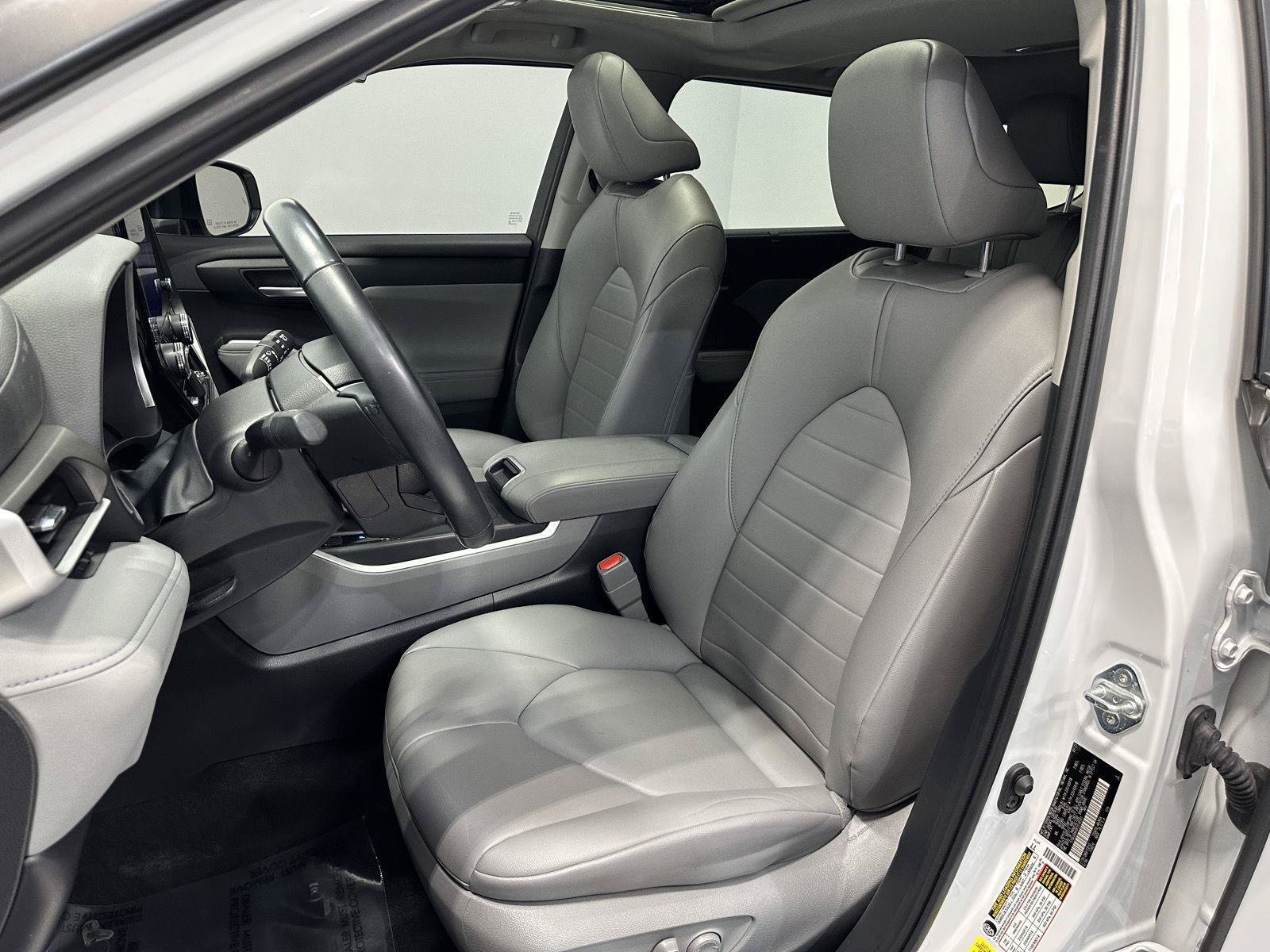 Used 2023 Toyota Highlander XLE FWD image 12