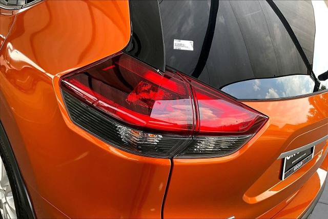 Certified 2020 Nissan Rogue SV FWD image 28