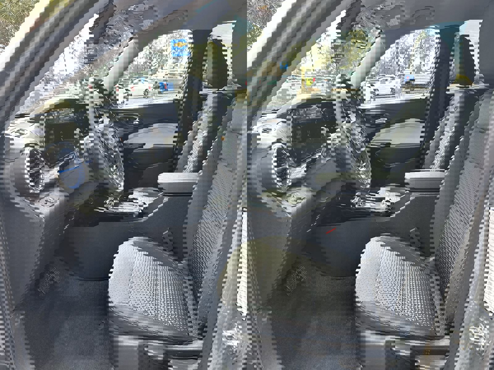 Used 2025 Chevrolet Trax LT w/ LT Convenience Package image 16