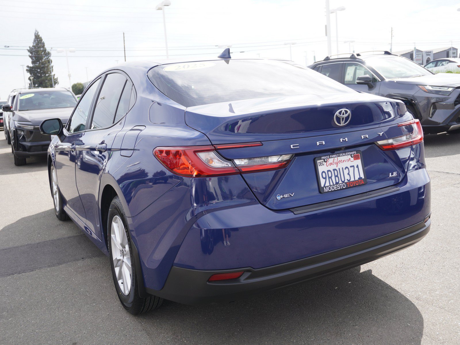Used 2025 Toyota Camry LE w/ Convenience Package FWD image 8