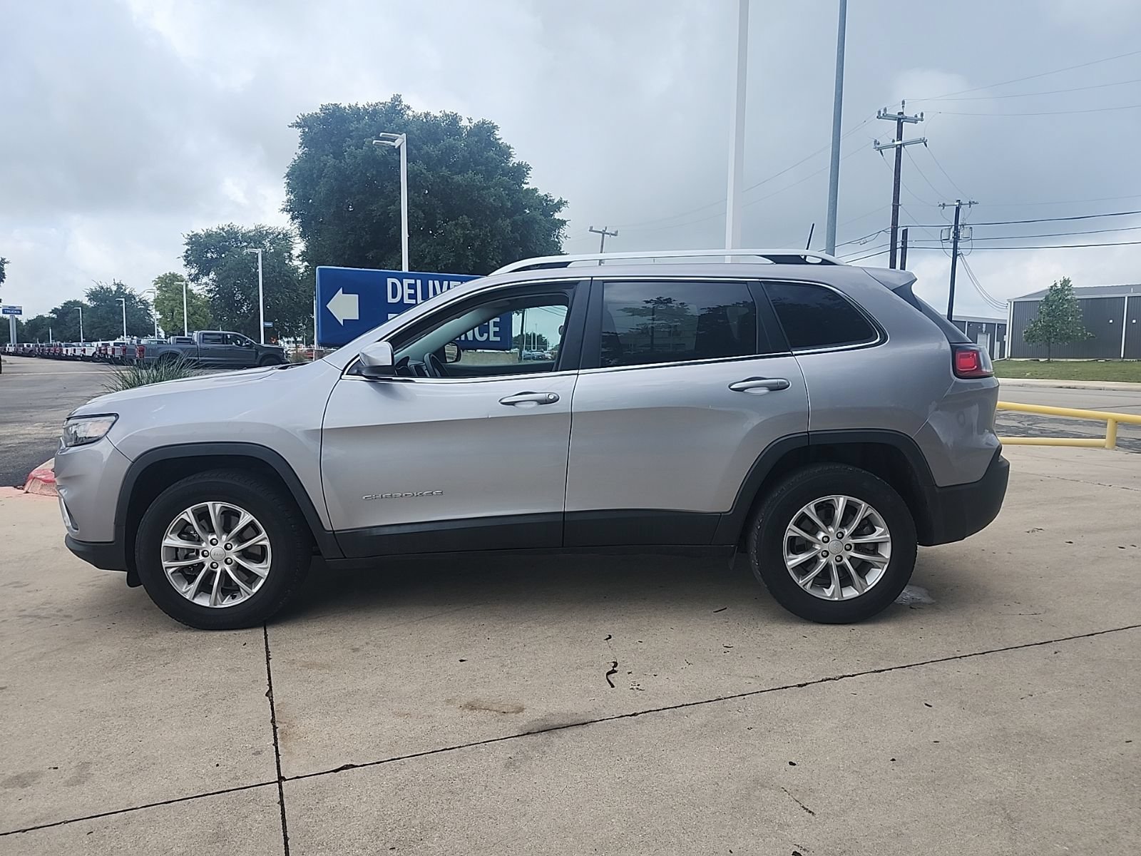 Used 2019 Jeep Cherokee Latitude w/ Popular Appearance Group AWD/4WD image 6