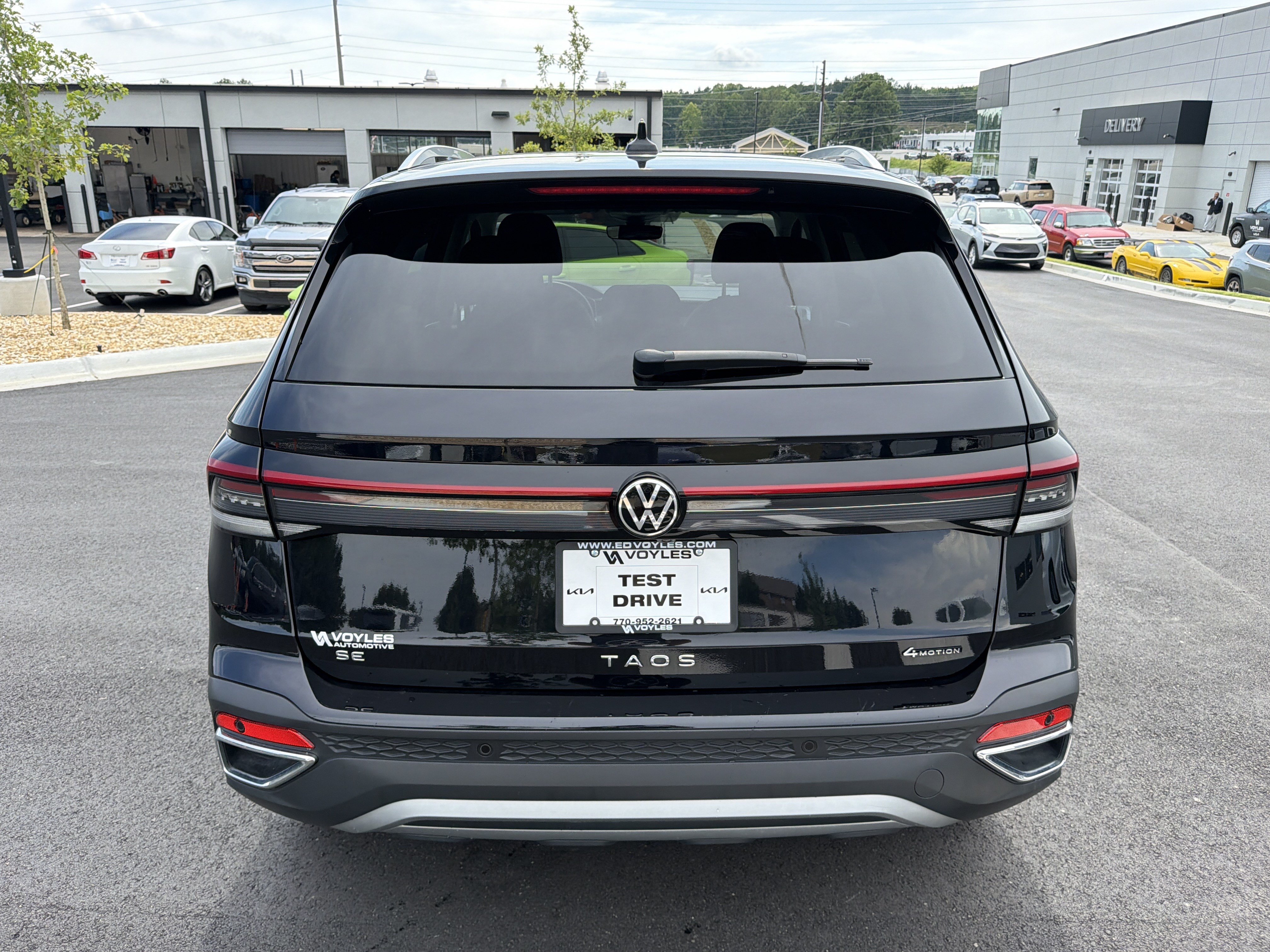 Used 2025 Volkswagen Taos SE AWD/4WD image 6