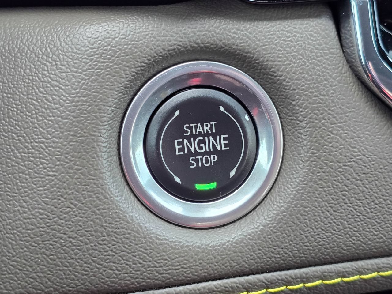 Used 2025 Chevrolet Colorado ZR2 w/ Technology Package AWD/4WD image 23