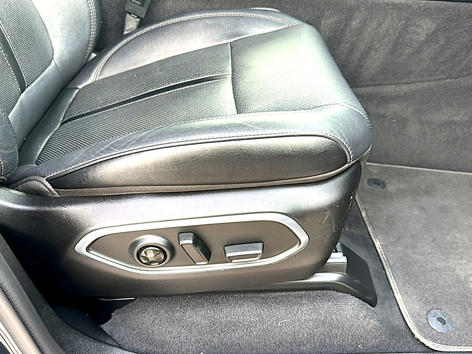 Used 2024 Jeep Wagoneer Series II w/ Flexible Seating Group RWD image 26
