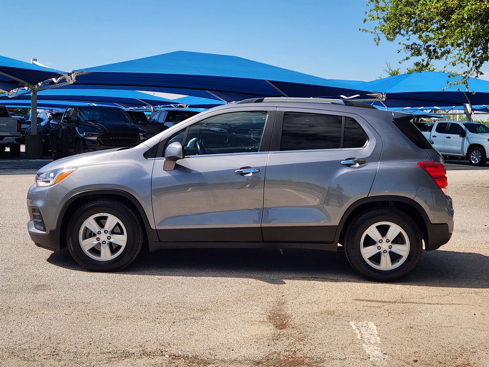 Used 2020 Chevrolet Trax LT w/ LT Convenience Package FWD image 3