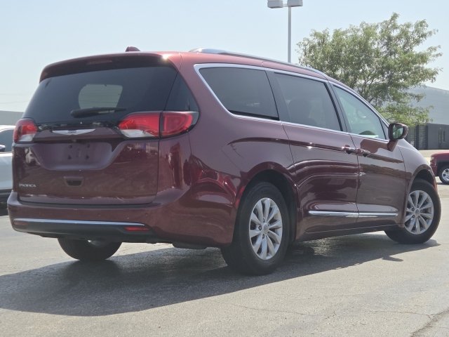 Used 2019 Chrysler Pacifica Touring-L FWD image 9