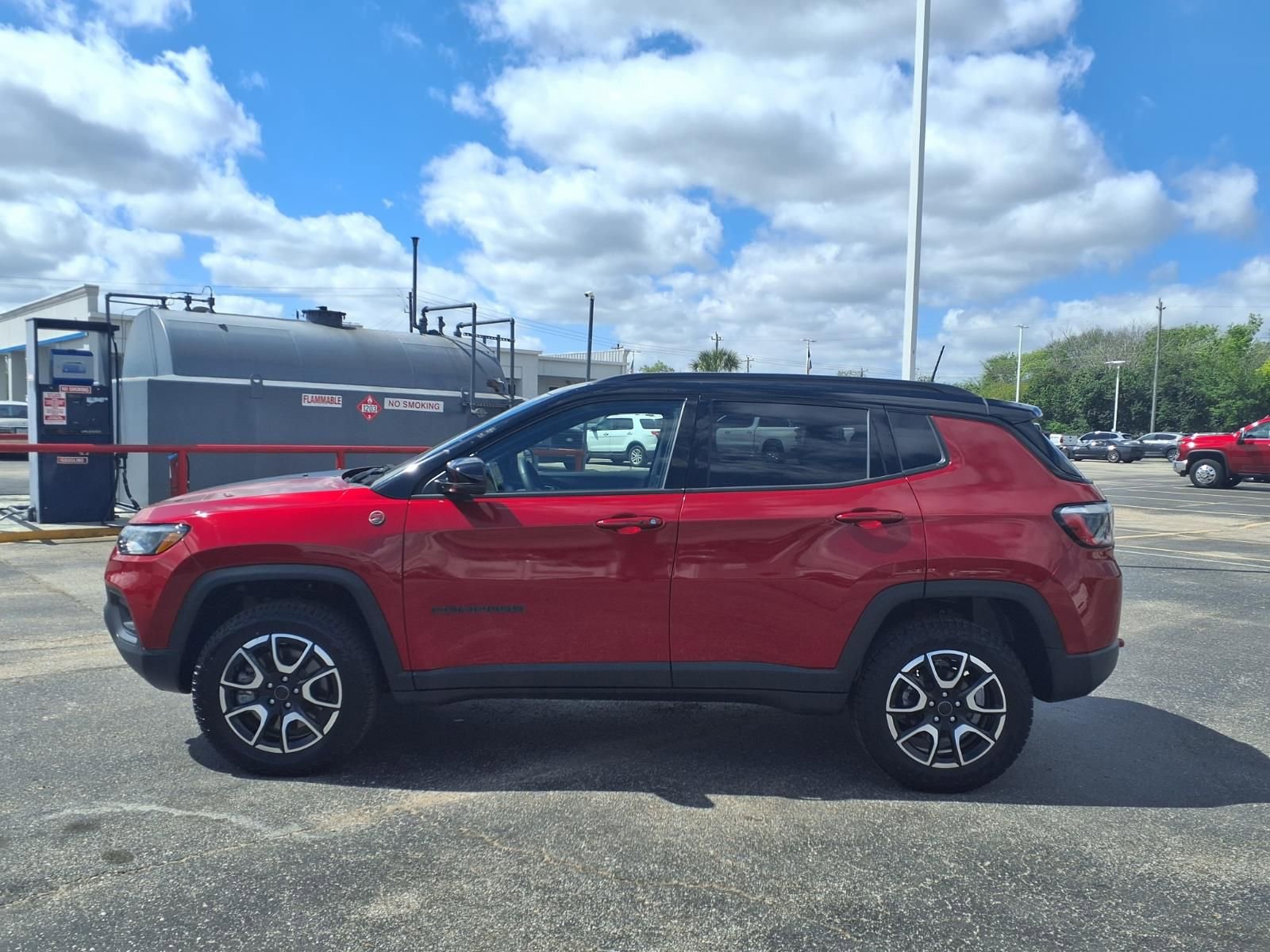 Used 2025 Jeep Compass Trailhawk image 24