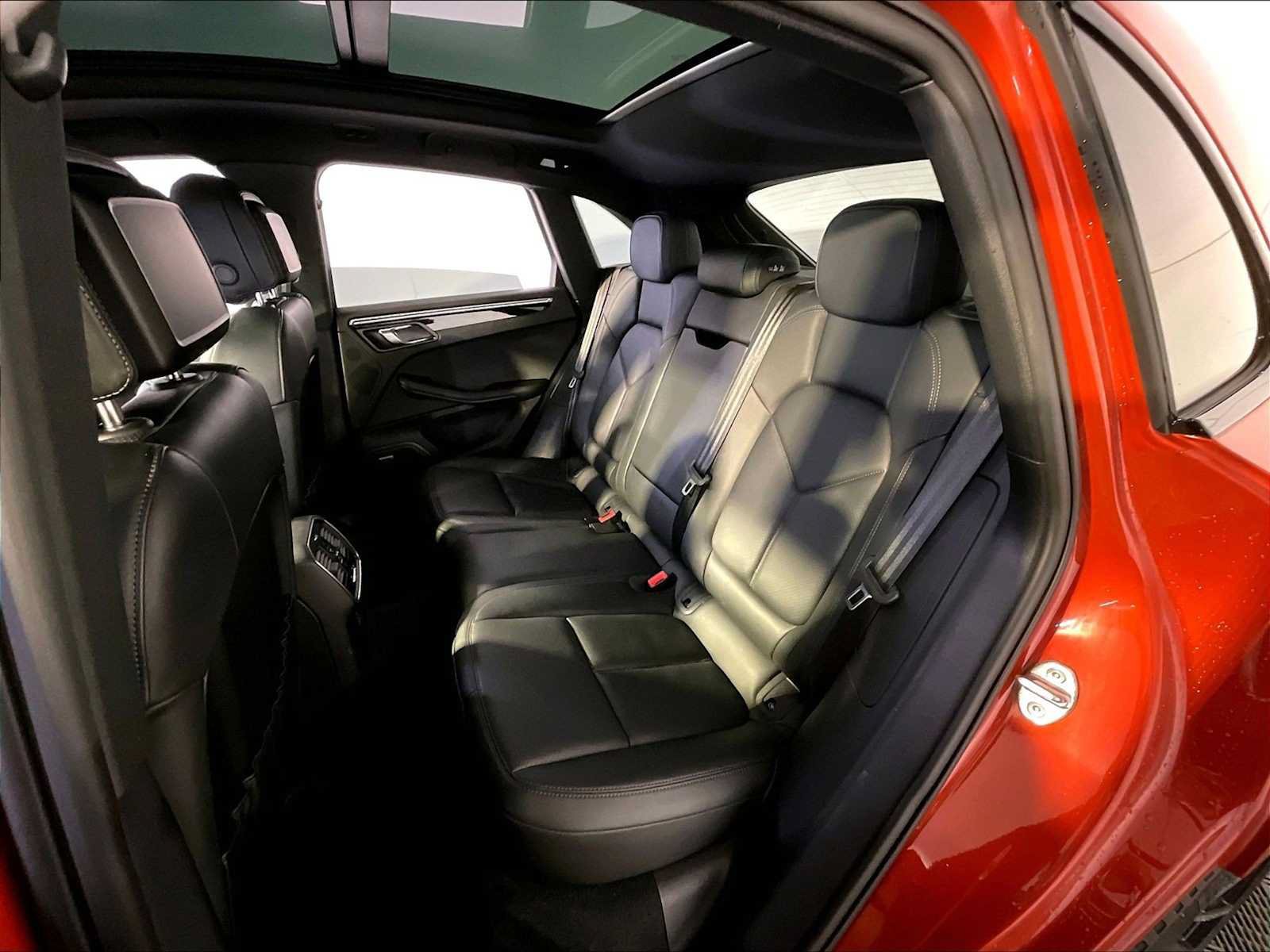 Certified 2024 Porsche Macan AWD/4WD image 24