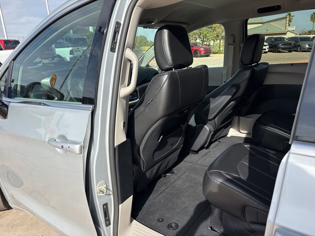Used 2024 Chrysler Pacifica Touring-L FWD image 17