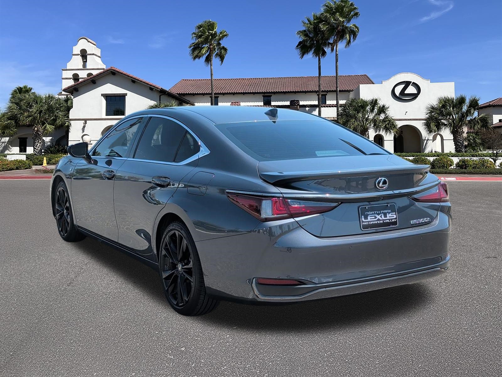 Used 2023 Lexus ES 300h F Sport FWD image 4