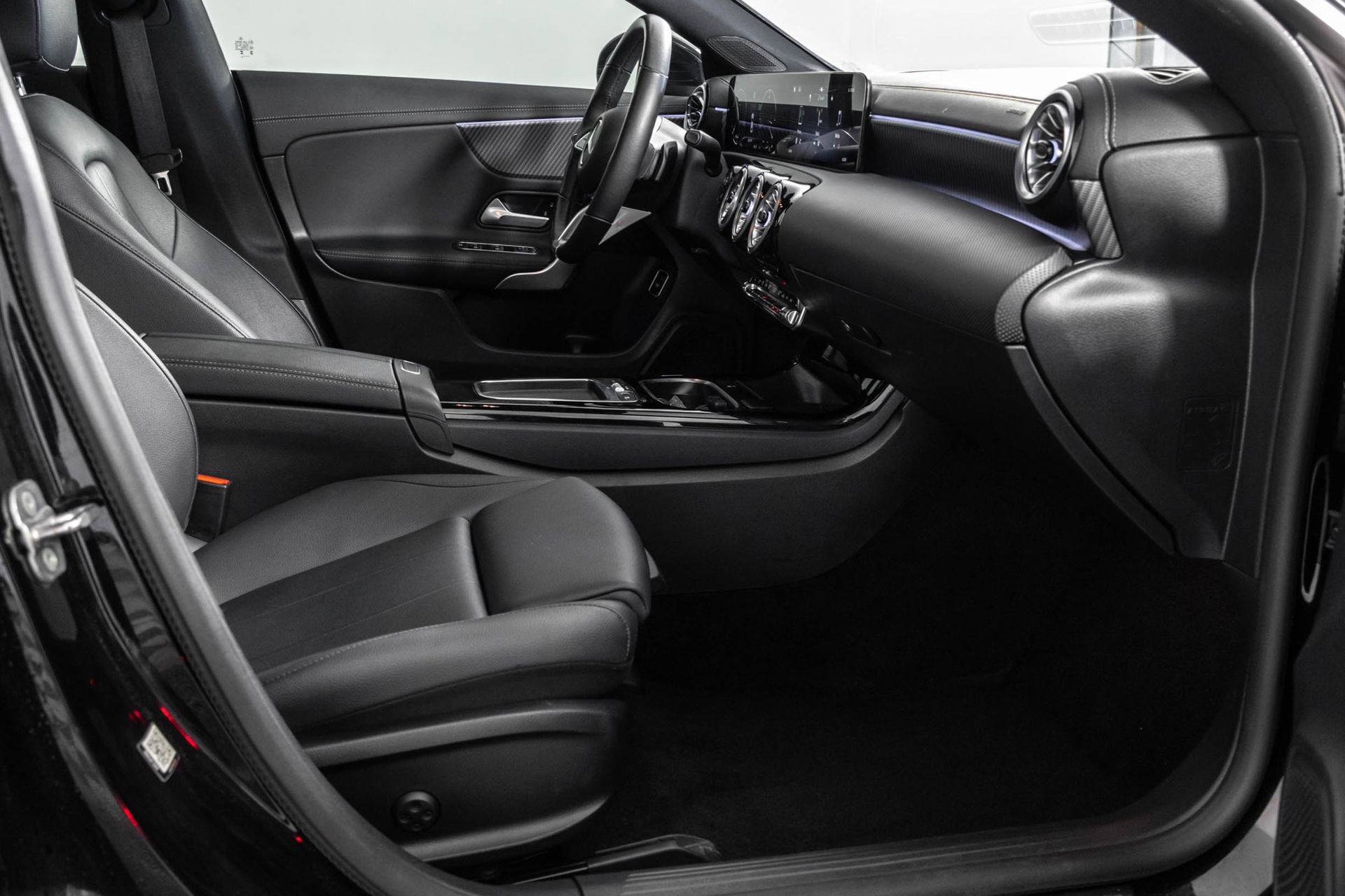 Used 2025 Mercedes-Benz CLA 250 4MATIC image 40