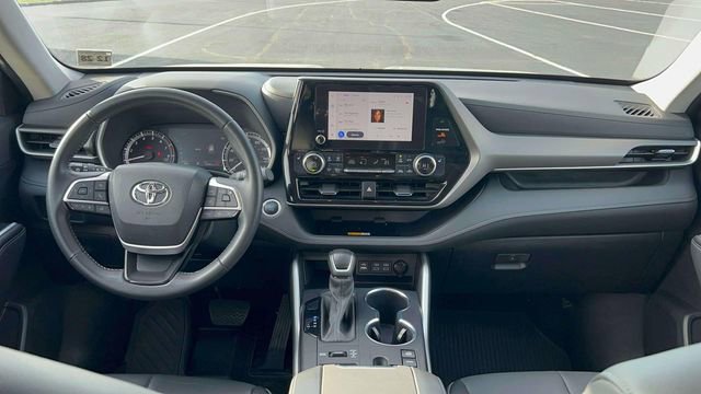 Used 2024 Toyota Highlander XLE AWD/4WD image 28