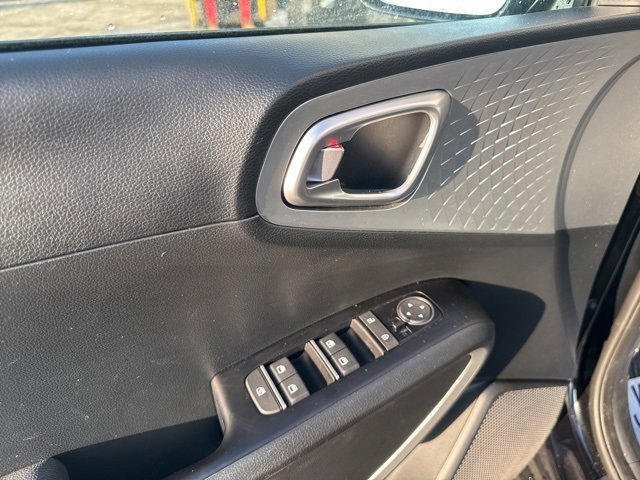 Certified 2025 Kia Soul LX image 9