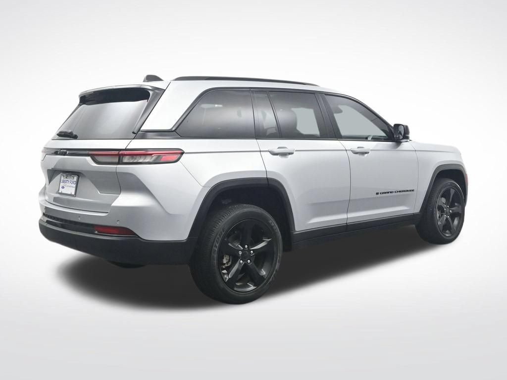 Used 2024 Jeep Grand Cherokee Altitude RWD image 6