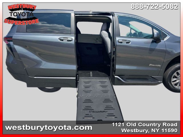 Used 2025 Toyota Sienna LE FWD image 16