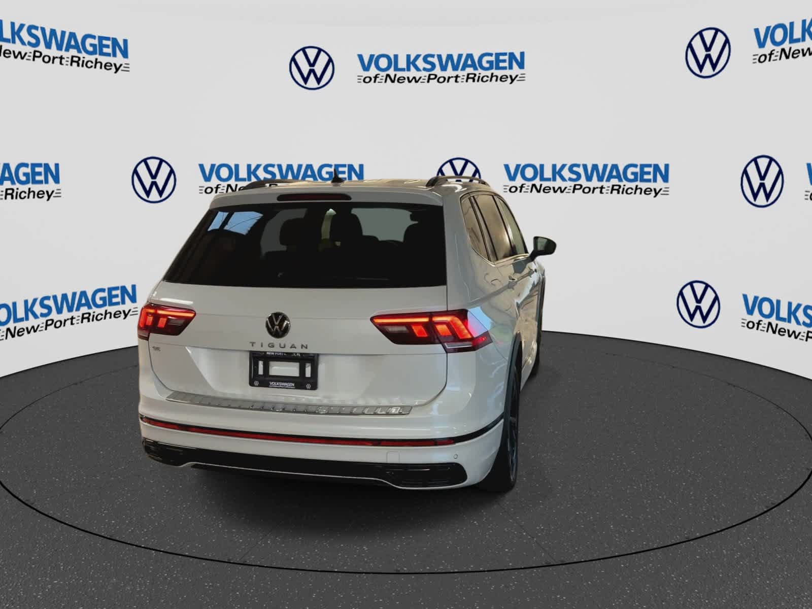 Used 2024 Volkswagen Tiguan SE R-Line FWD image 7