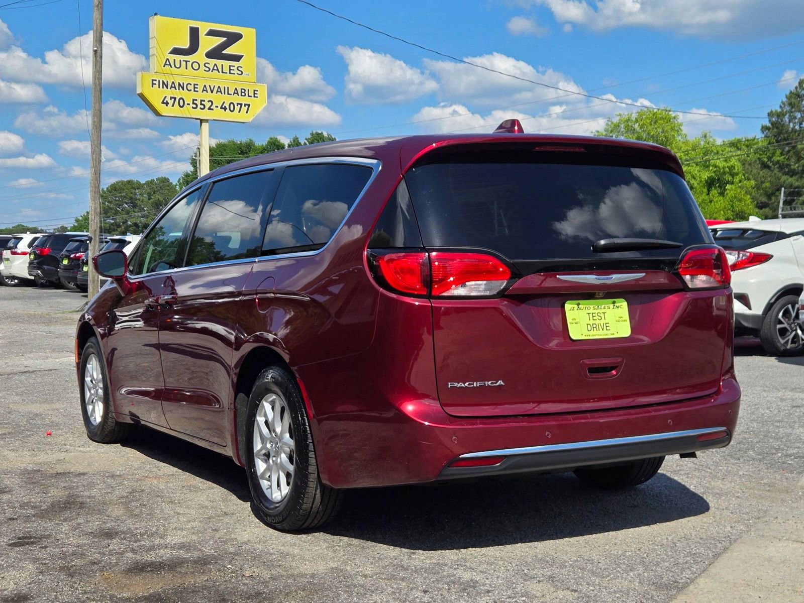 Used 2020 Chrysler Pacifica Touring FWD image 3