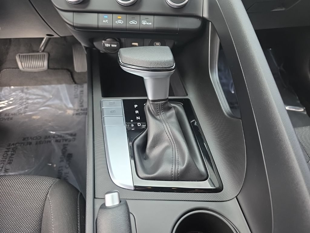 Used 2024 Hyundai Elantra SE FWD image 16