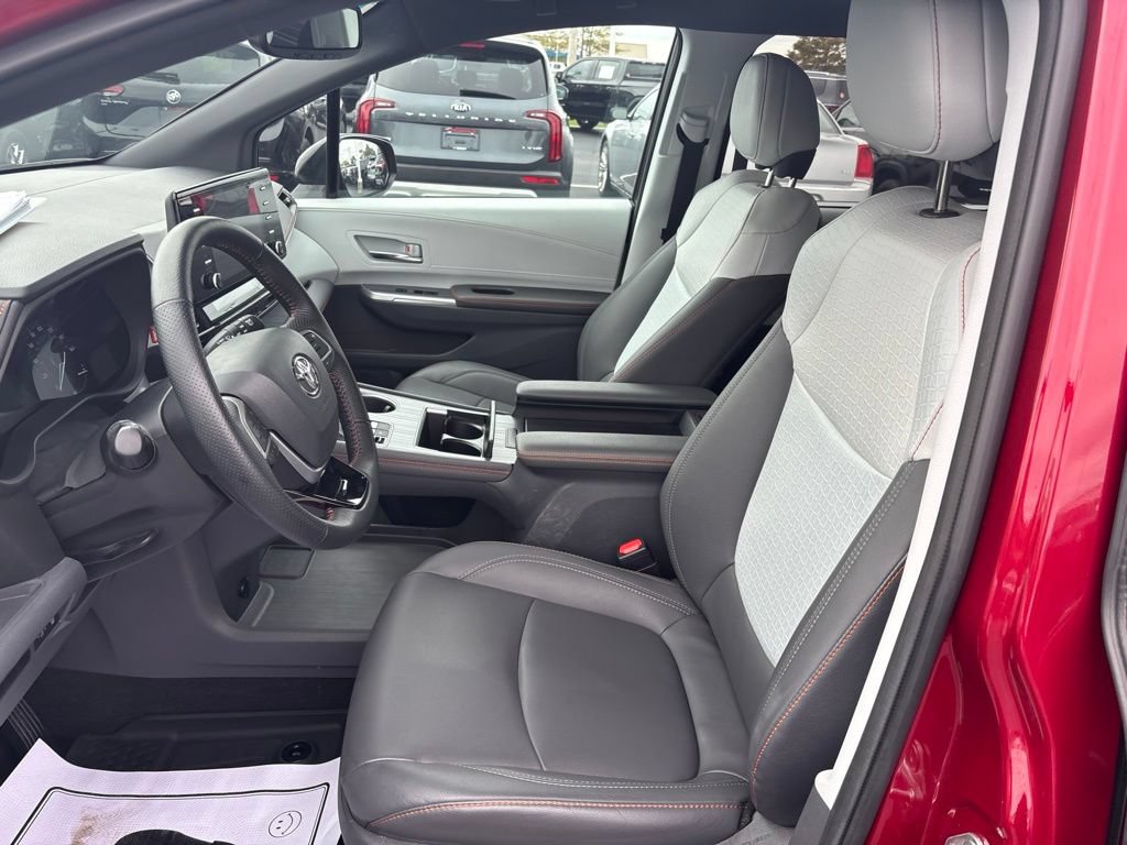 Used 2021 Toyota Sienna XSE FWD image 22